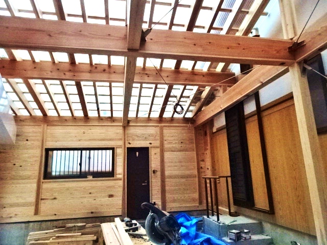 天然乾燥、自然素材、吉野赤杉、で創るオシャレナ車庫造作完了１，２４