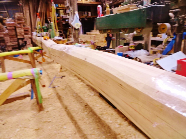 自然素材、熟練大工赤松梁を使った表し木組みのお家梁刻み完了１，０７